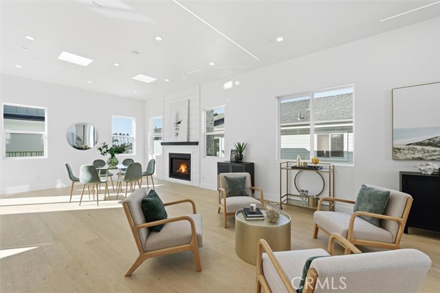 Detail Gallery Image 7 of 45 For 617 N Irena Ave #B,  Redondo Beach,  CA 90277 - 4 Beds | 3/1 Baths