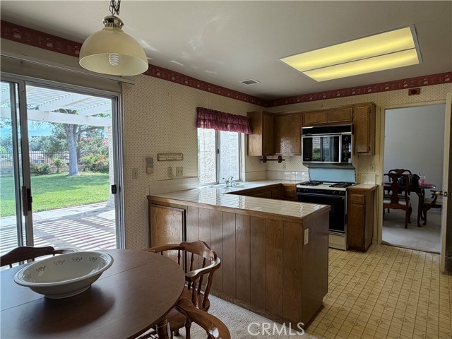 Detail Gallery Image 13 of 24 For 22636 Cardiff, Saugus,  CA 91350 - 3 Beds | 3 Baths