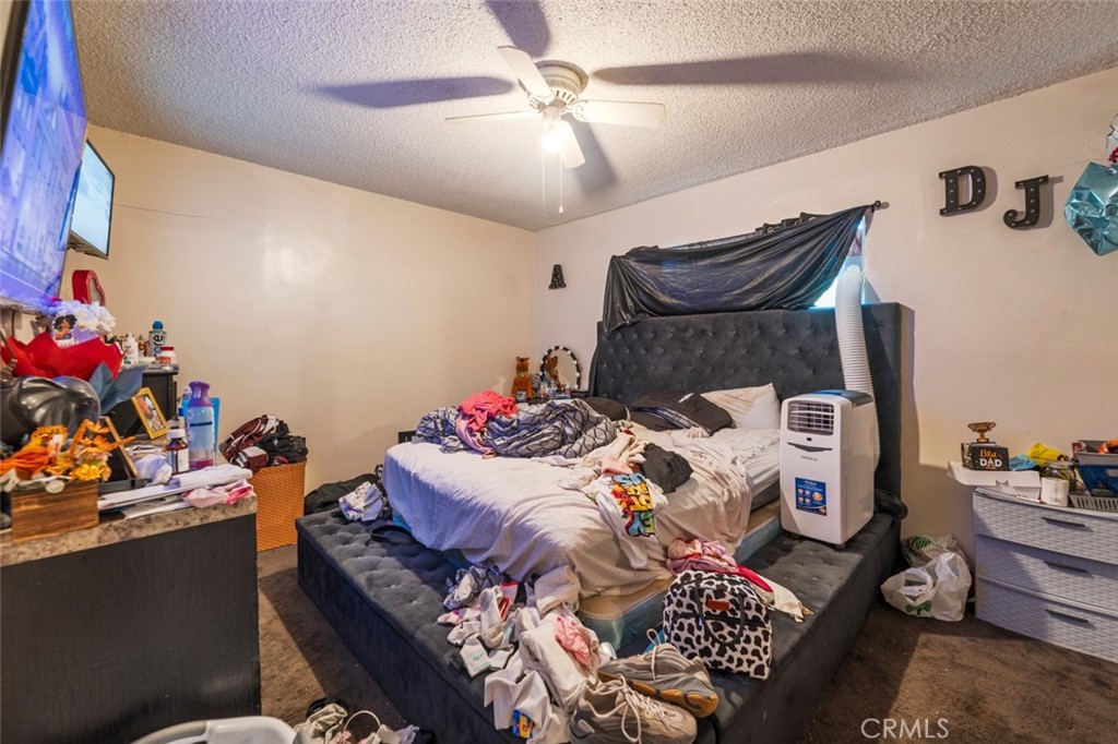 https://media.crmls.org/medias/22c13f68-6cca-4e51-9507-b22ff69268de.jpg?preset=X-Large