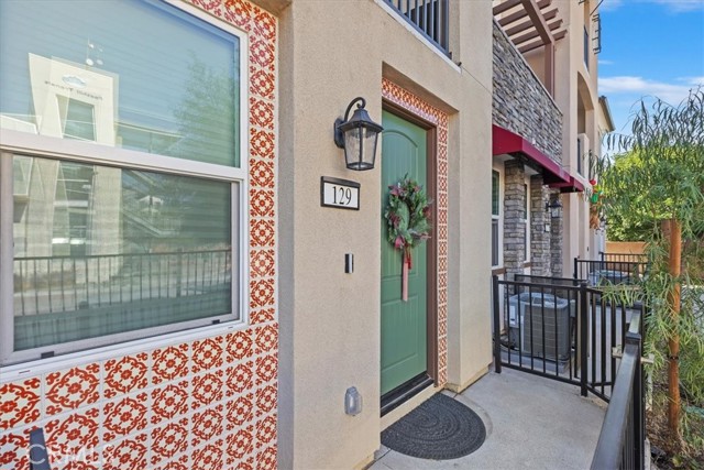 Detail Gallery Image 4 of 39 For 129 Dove Lndg, Covina,  CA 91722 - 3 Beds | 3 Baths