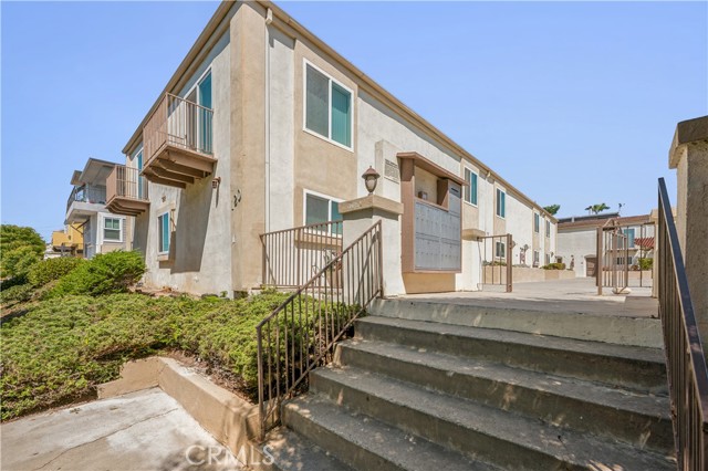 Detail Gallery Image 3 of 14 For 120 S Francisca Ave #9,  Redondo Beach,  CA 90277 - 2 Beds | 2/1 Baths