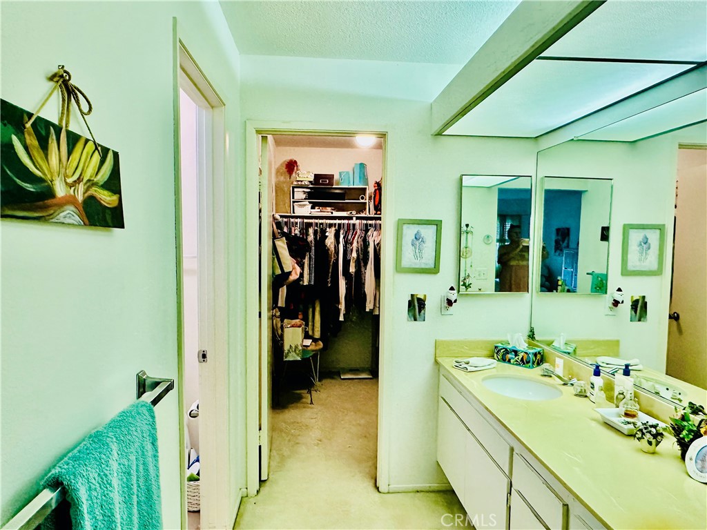 https://media.crmls.org/medias/22c52c18-b552-419c-9019-39f0169c5d94.jpg?preset=X-Large