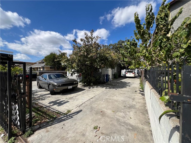 Detail Gallery Image 3 of 18 For 827 W 65th St, Los Angeles,  CA 90044 - – Beds | – Baths