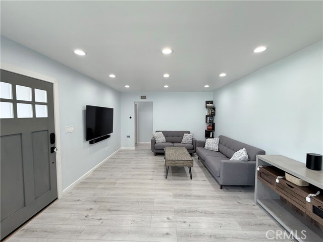 Detail Gallery Image 4 of 24 For 11243 Mclennan, Granada Hills,  CA 91344 - 3 Beds | 3 Baths