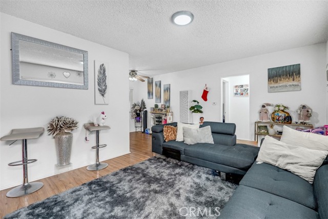 6640 Darby Avenue, Reseda CA: https://media.crmls.org/medias/22ca06d8-61c2-447e-9246-37b84b545b43.jpg