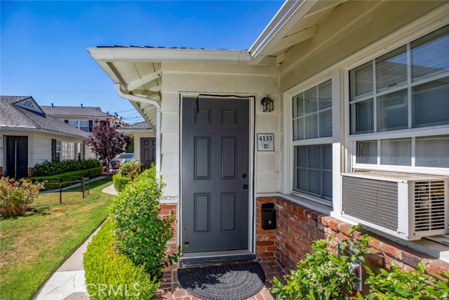4135 Warner Boulevard, Burbank CA: https://media.crmls.org/medias/22ca55a9-f634-4265-b785-fe36c2163a64.jpg