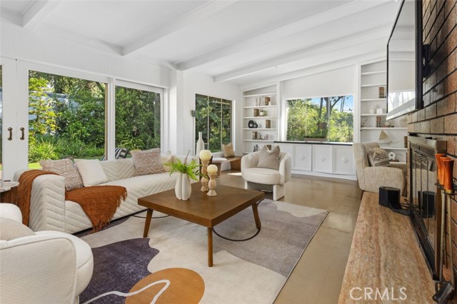 Detail Gallery Image 2 of 38 For 444 Oneida Dr, Pasadena,  CA 91107 - 2 Beds | 3 Baths