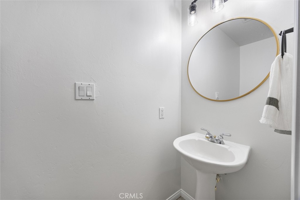 https://media.crmls.org/medias/22cd22b0-1e7f-4744-b854-ce0772b2c218.jpg?preset=X-Large