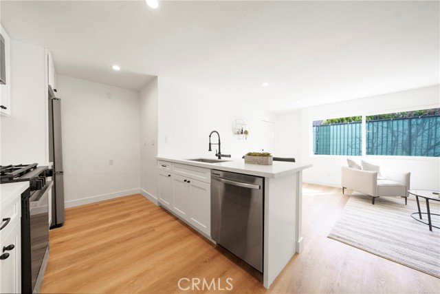 Detail Gallery Image 7 of 32 For 957 S Gramercy Dr #105,  Los Angeles,  CA 90019 - 2 Beds | 2 Baths