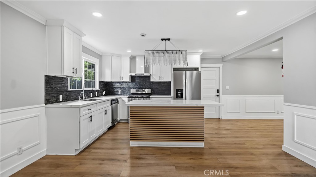 https://media.crmls.org/medias/22d1f41b-ca46-430c-92d6-3d08b5f2e492.jpg?preset=X-Large