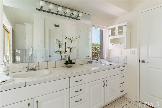 4935 Calvin Avenue, Tarzana CA: https://media.crmls.org/medias/22d3b246-a70b-4f56-b9a4-28b809b4d38e.jpg