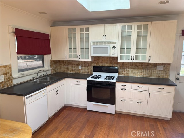 696 E Columbia Avenue, Pomona CA: https://media.crmls.org/medias/22d62a40-c80a-4b3a-af5b-ebff50c06d78.jpg