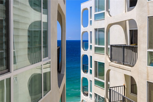 Detail Gallery Image 3 of 30 For 565 Esplanade #411,  Redondo Beach,  CA 90277 - 2 Beds | 2 Baths