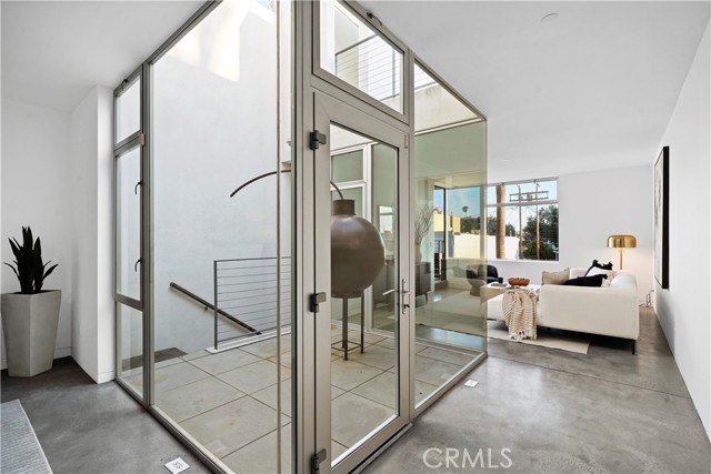 1121 Abbot Kinney Boulevard, Venice CA: https://media.crmls.org/medias/22db73ed-def6-46f6-8391-406ff72ca996.jpg
