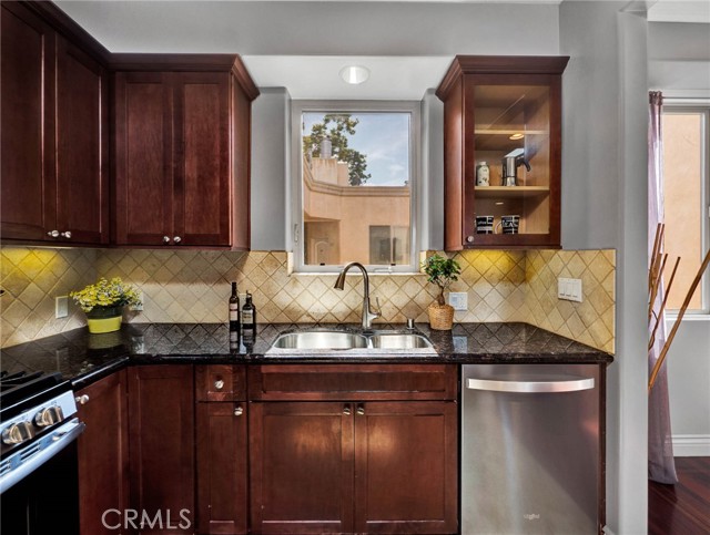 Detail Gallery Image 13 of 21 For 11280 La Maida #401,  North Hollywood,  CA 91601 - 3 Beds | 2/1 Baths