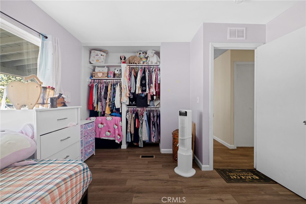 https://media.crmls.org/medias/22e133e5-5154-42ca-bccb-1990aefdefa1.jpg?preset=X-Large