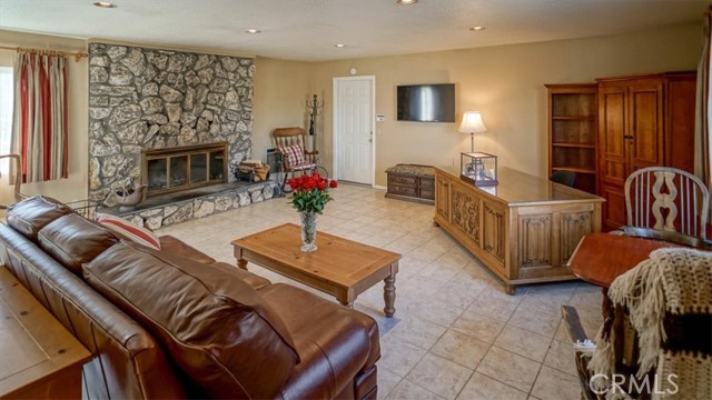 Detail Gallery Image 7 of 20 For 29450 Stallion Springs Dr, Tehachapi,  CA 93561 - 3 Beds | 2/1 Baths