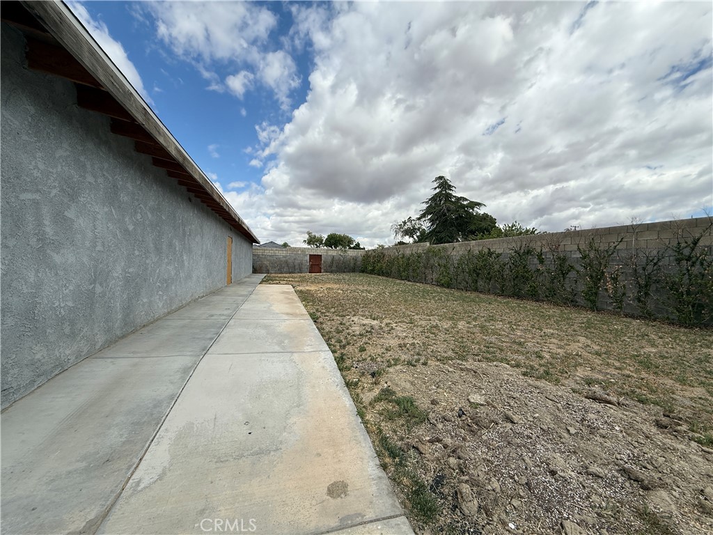 https://media.crmls.org/medias/22e577ec-8854-4ce1-a232-1466860627f6.jpg?preset=X-Large