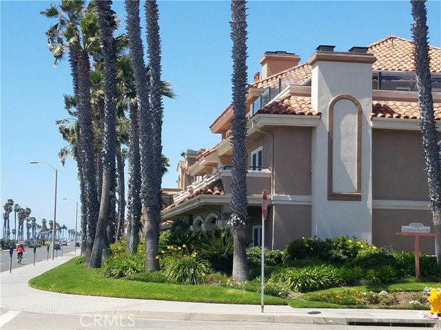 Detail Gallery Image 2 of 29 For 1900 Pacific Coast #3,  Huntington Beach,  CA 92648 - 3 Beds | 3 Baths