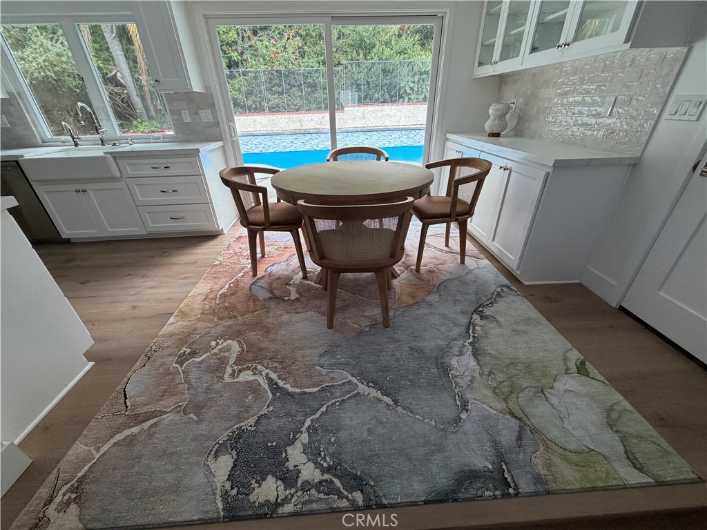 https://media.crmls.org/medias/22e75675-d43f-4610-bdbf-5dae6de2548d.jpg?preset=X-Large