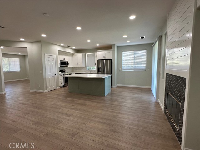 Detail Gallery Image 7 of 22 For 3921 Sungate Dr, Palmdale,  CA 93551 - 3 Beds | 2 Baths