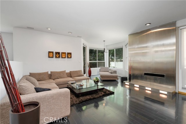 12841 Bloomfield Street, Studio City CA: https://media.crmls.org/medias/22e810f3-ab03-4da5-85e1-8867bb9535d2.jpg