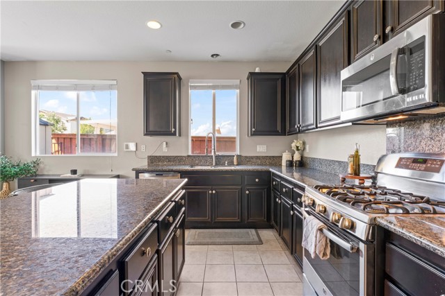 Detail Gallery Image 14 of 43 For 29149 Edgewood Dr, Lake Elsinore,  CA 92530 - 4 Beds | 3 Baths