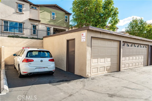 Garage w / parking space