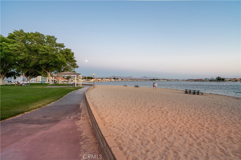 https://media.crmls.org/medias/22eb4df1-dd48-490a-9094-3cdb5acbc1d2.jpg?preset=X-Large