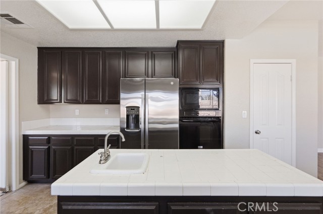 Detail Gallery Image 10 of 52 For 7325 Round Hill Dr, Lancaster,  CA 93536 - 5 Beds | 3 Baths