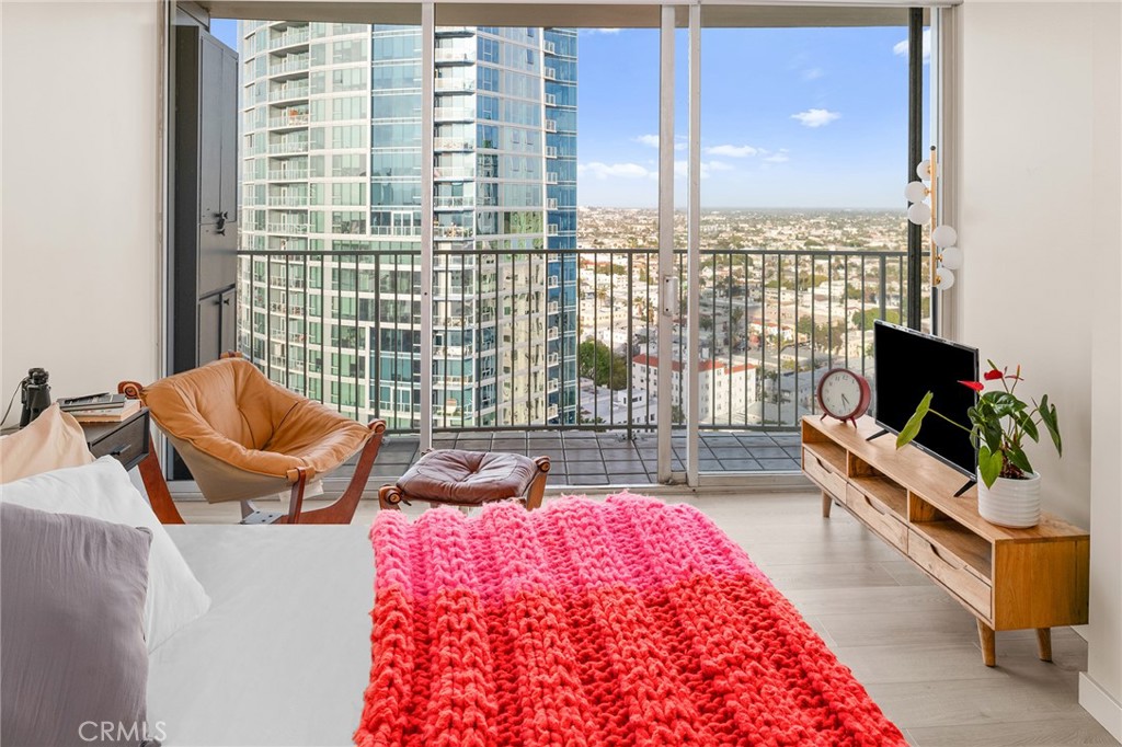 https://media.crmls.org/medias/22f28da7-c588-466f-87b9-67ffbf251b5d.jpg?preset=X-Large