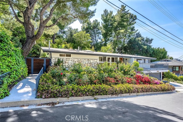 3521 Stonewood Drive, Sherman Oaks CA: https://media.crmls.org/medias/22f5bb84-e5e5-402d-bc40-d161a5ab72d2.jpg