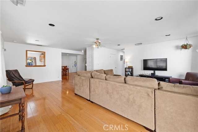 Detail Gallery Image 16 of 39 For 17419 Leadwell, Lake Balboa,  CA 91406 - 4 Beds | 2 Baths