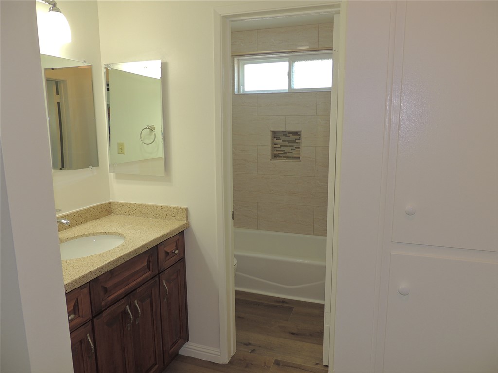 Detail Gallery Image 13 of 27 For 321 Gladys Ave #4,  Long Beach,  CA 90814 - 2 Beds | 1/1 Baths