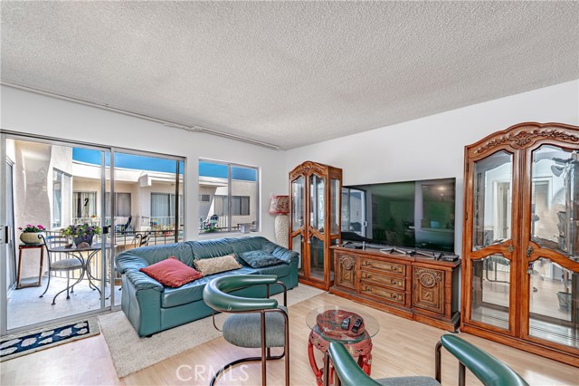 Detail Gallery Image 9 of 37 For 5376 Fairview Bld #205,  Los Angeles,  CA 90056 - 3 Beds | 3 Baths
