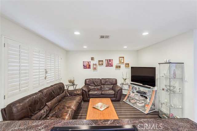 Detail Gallery Image 17 of 49 For 18730 Hatteras St #44,  Tarzana,  CA 91356 - 3 Beds | 3 Baths