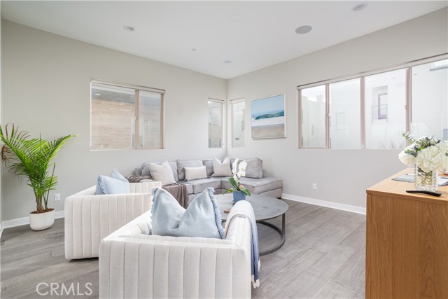 Detail Gallery Image 3 of 24 For 72 Ebb Tide Cir, Newport Beach,  CA 92663 - 3 Beds | 3/1 Baths