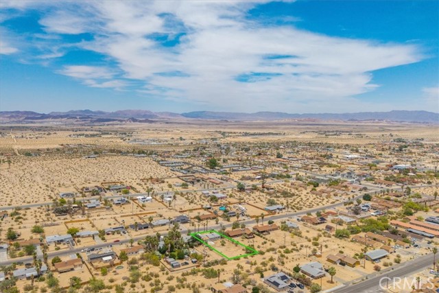 73355 Sun Valley Drive, 29 Palms CA: https://media.crmls.org/medias/2306d15c-adfa-41ee-aaee-0addb8ad4b6e.jpg
