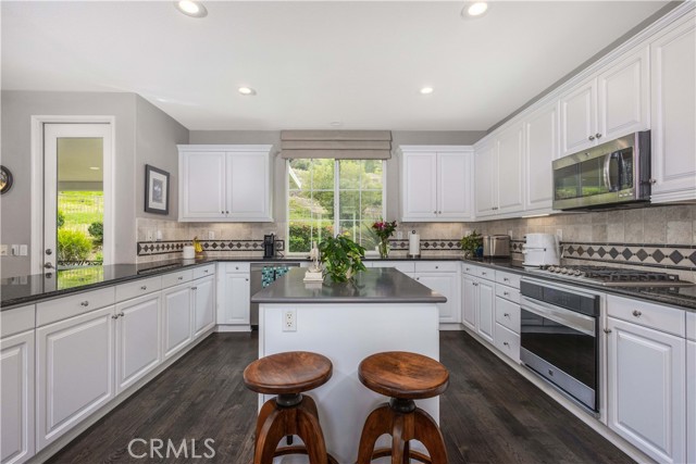 Detail Gallery Image 17 of 74 For 35802 Cherry Bark Way, Murrieta,  CA 92562 - 5 Beds | 4 Baths