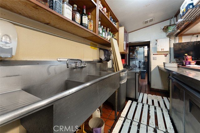 320 W Foothill Blvd, Upland CA: https://media.crmls.org/medias/230aa1a0-6a5c-440f-b6a9-9ea7afc73a6c.jpg