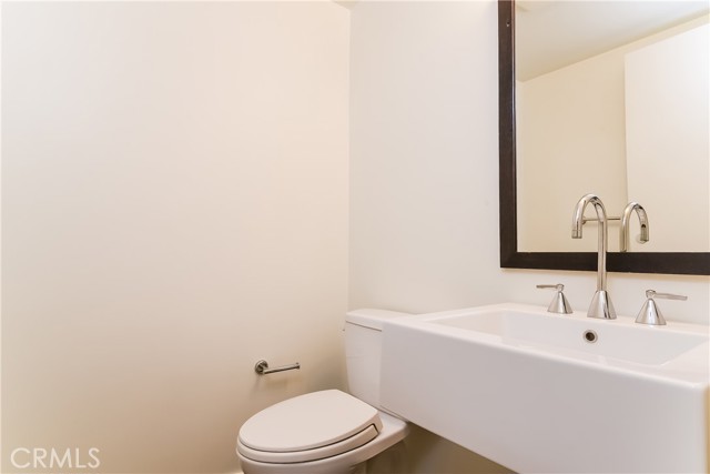 Detail Gallery Image 8 of 31 For 940 E 2nd St #20,  Los Angeles,  CA 90012 - 2 Beds | 2/1 Baths