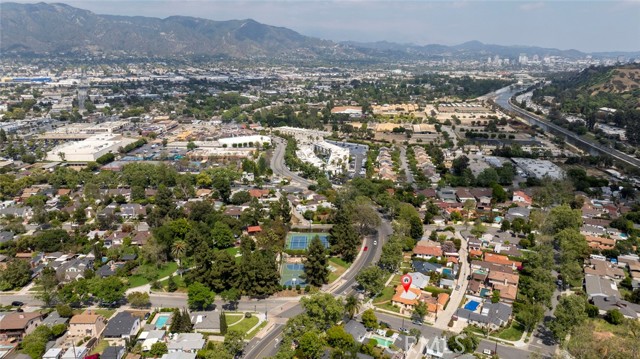 1422 W Riverside Drive, Burbank CA: https://media.crmls.org/medias/230d2118-81ac-43a4-adae-7b63471b09e3.jpg