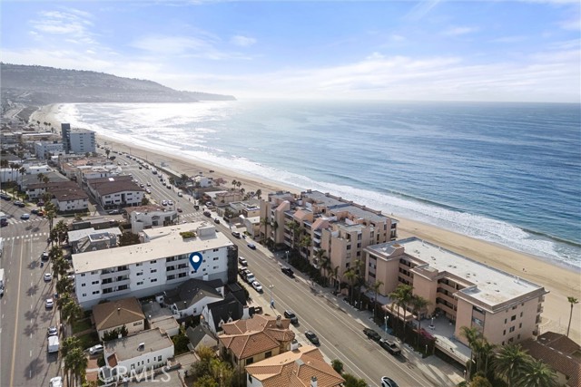 726 1/2 Esplanade, Redondo Beach CA: https://media.crmls.org/medias/230e116a-f8b5-4a8f-8d30-2aed8d7f3415.jpg