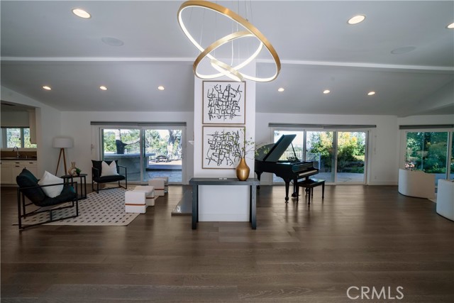 Detail Gallery Image 11 of 33 For 753 Claymont Dr, Los Angeles,  CA 90049 - 3 Beds | 3 Baths