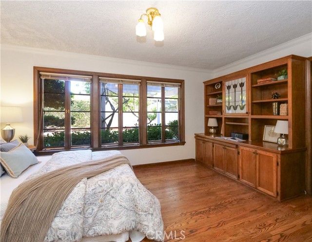 Guest room 1 with built-in cabinet