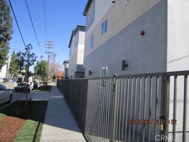 Detail Gallery Image 2 of 22 For 6220 Tyrone Ave #6220 1/2,  Van Nuys,  CA 91401 - 3 Beds | 3 Baths