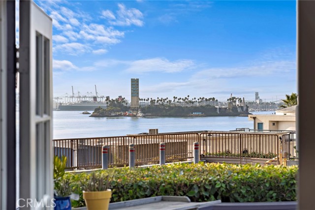 Detail Gallery Image 2 of 27 For 16 12th Pl, Long Beach,  CA 90802 - 2 Beds | 2/1 Baths