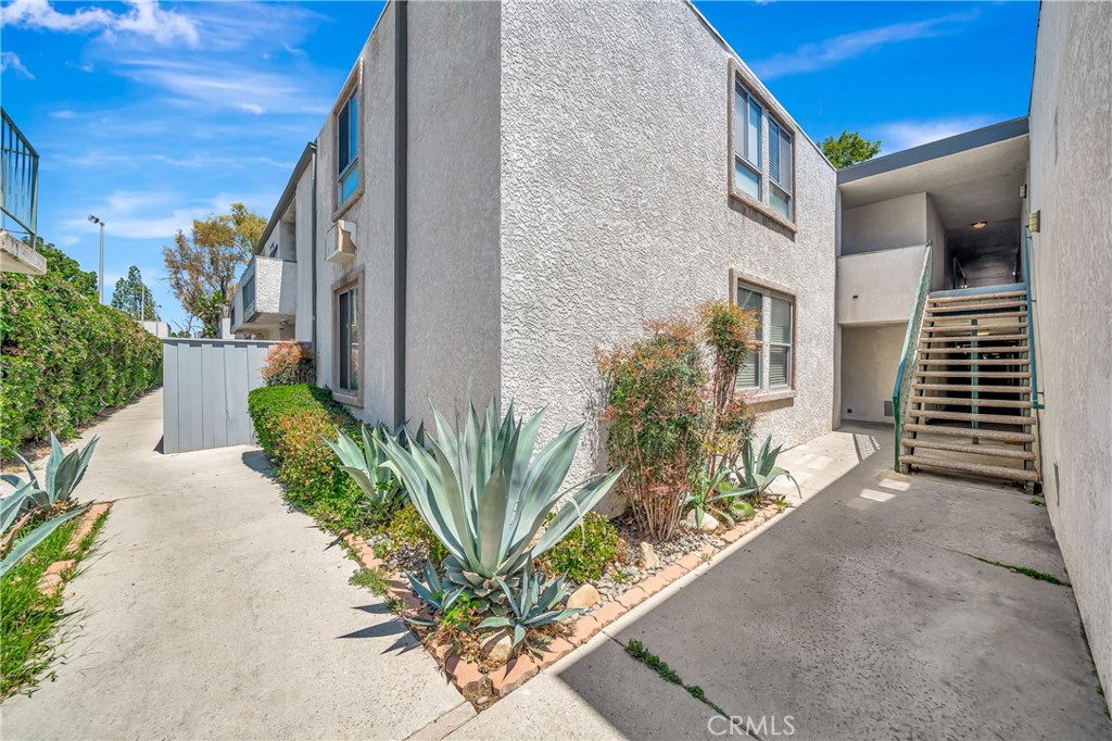 https://media.crmls.org/medias/231ae586-ba7a-46b7-9f59-31c716397c09.jpg?preset=X-Large