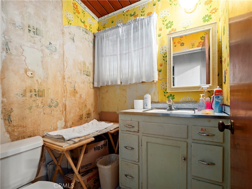 https://media.crmls.org/medias/231b732d-93cb-436f-9403-3f9eca1c3c62.jpg?preset=X-Large