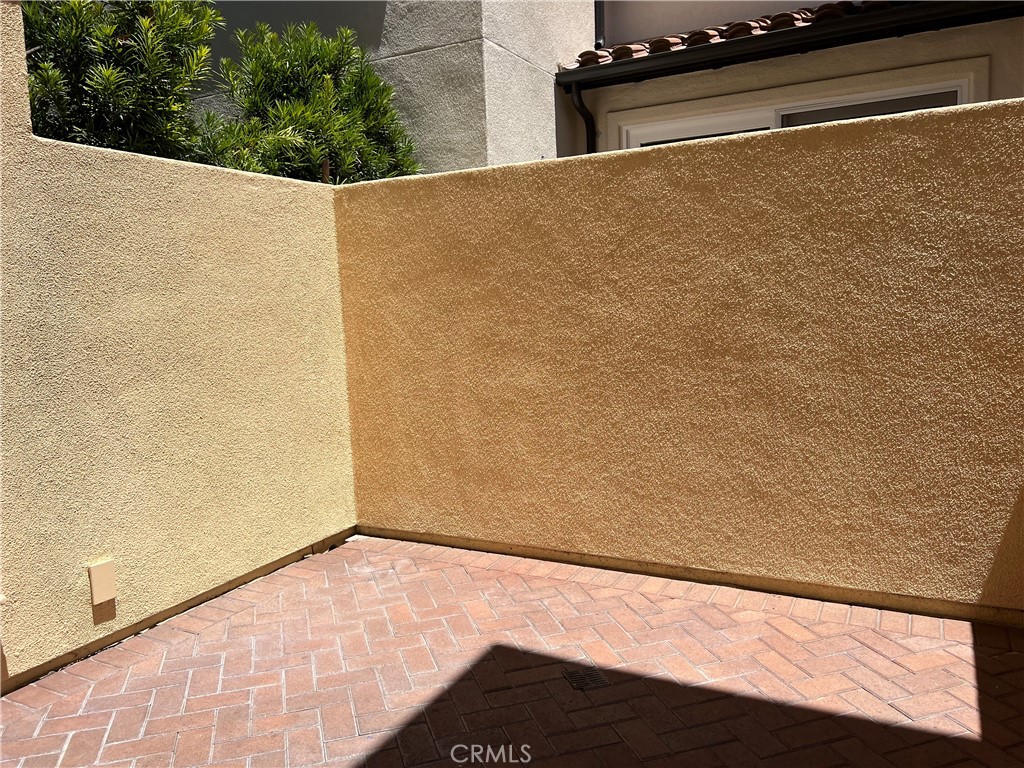 https://media.crmls.org/medias/23209868-c4e7-4e82-9270-5aa499755536.jpg?preset=X-Large